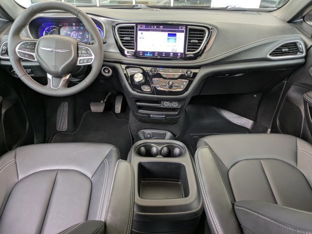 Used 2025 Chrysler Pacifica Select image 13