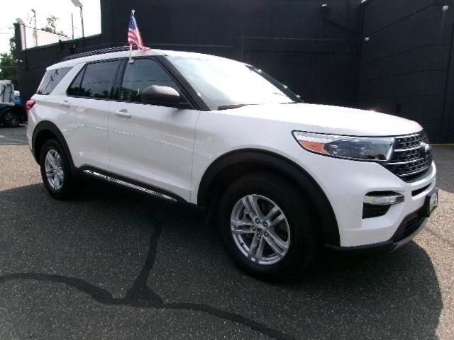 Certified 2022 Ford Explorer XLT w/ Equipment Group 202A AWD/4WD image 3