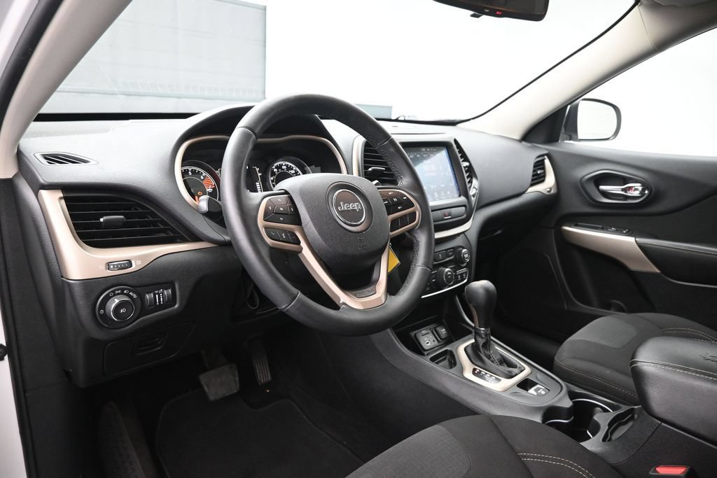 Used 2017 Jeep Cherokee Latitude FWD image 17