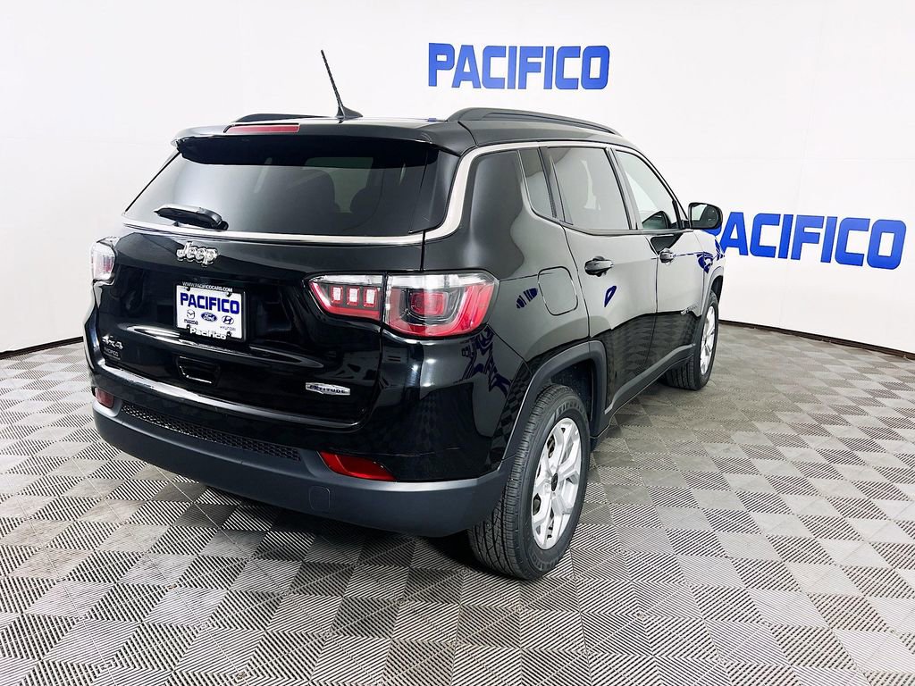 Used 2025 Jeep Compass Latitude w/ Sun & Sound Group AWD/4WD image 9