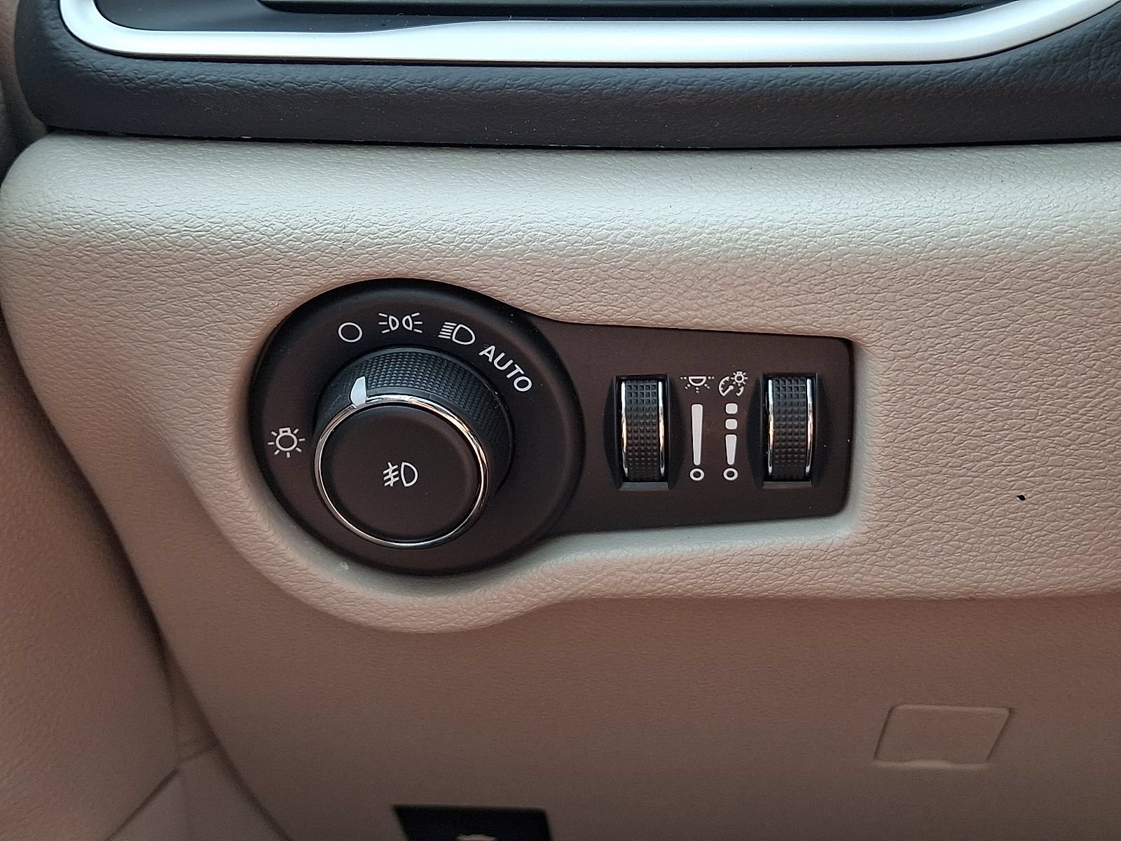 Used 2023 Chrysler Pacifica Touring-L FWD image 23