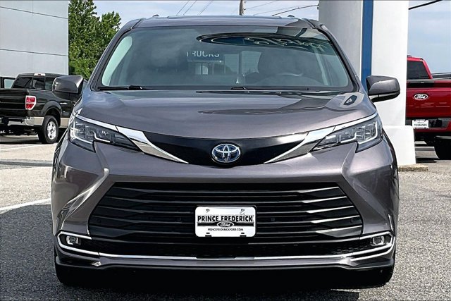 Used 2021 Toyota Sienna XLE FWD image 2
