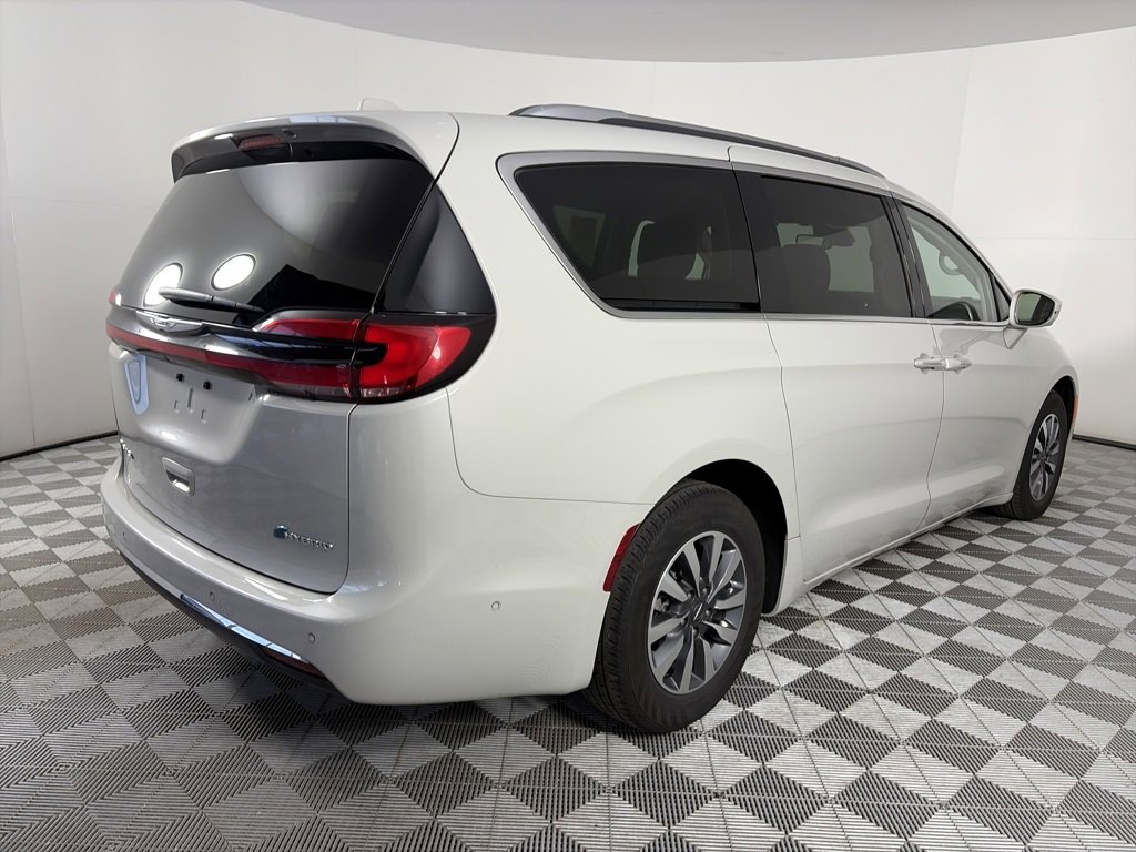 Used 2021 Chrysler Pacifica Touring-L image 7