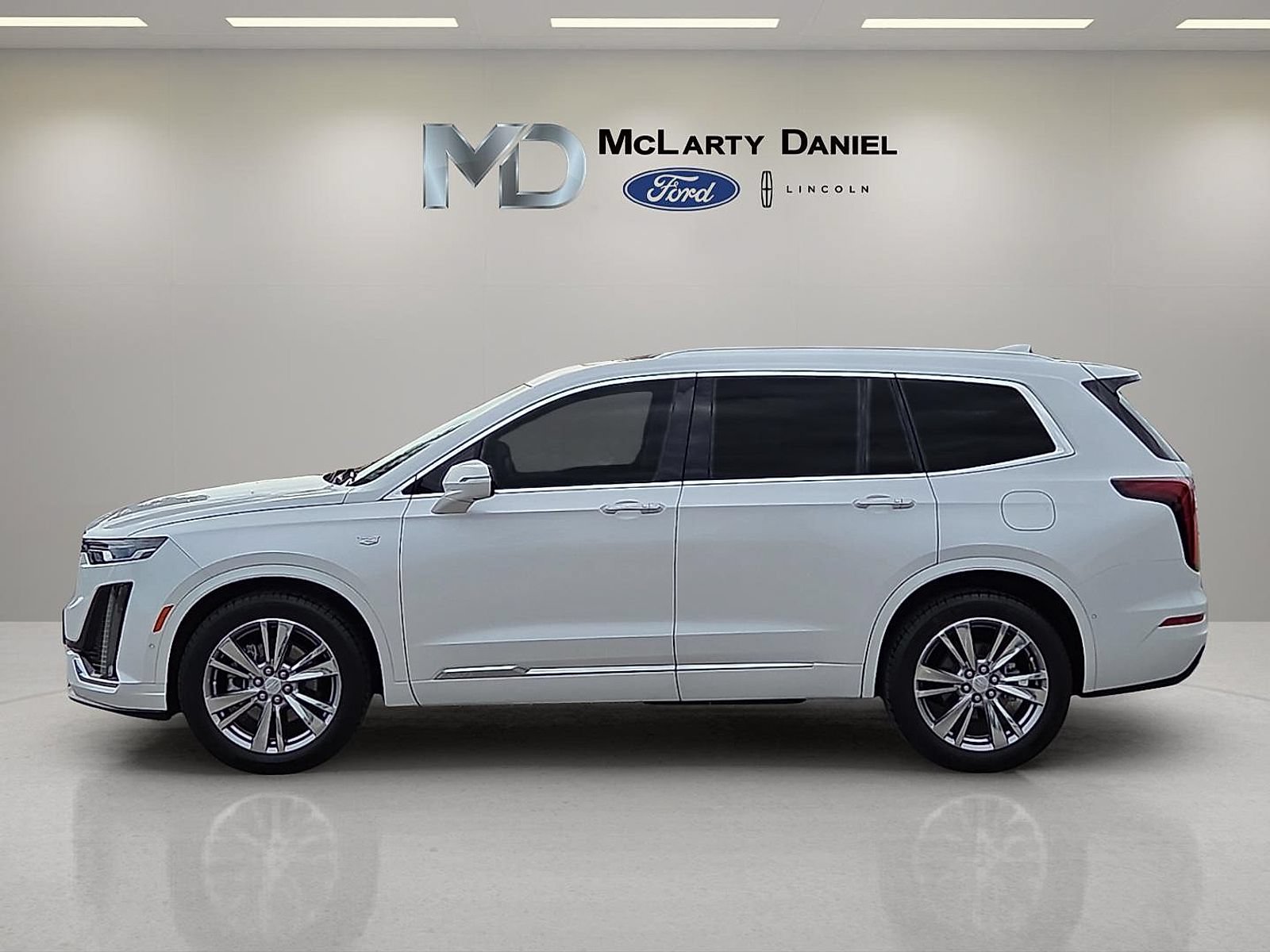 Used 2023 Cadillac XT6 Premium Luxury w/ Technology Package FWD image 3