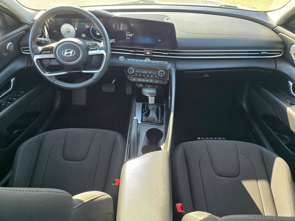 Used 2025 Hyundai Elantra SEL FWD image 11