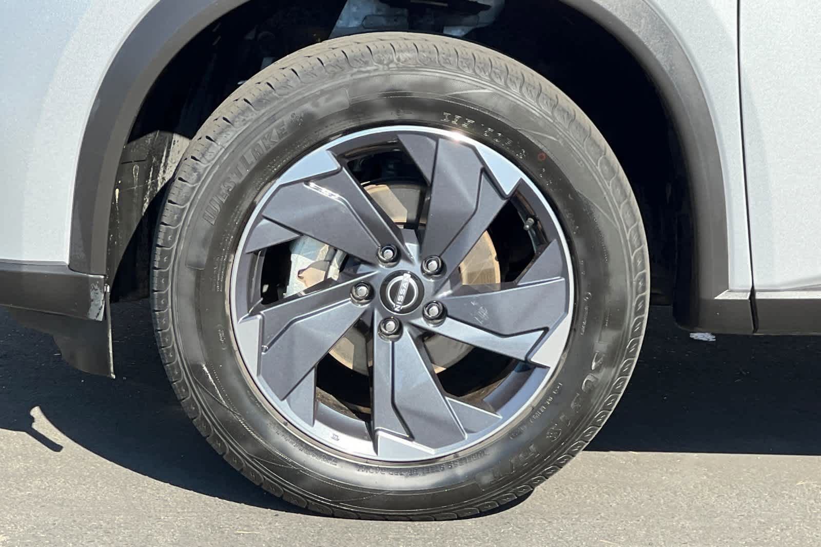 Used 2024 Nissan Rogue SV image 27