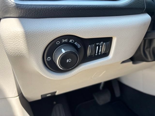Used 2024 Chrysler Pacifica Limited FWD image 14