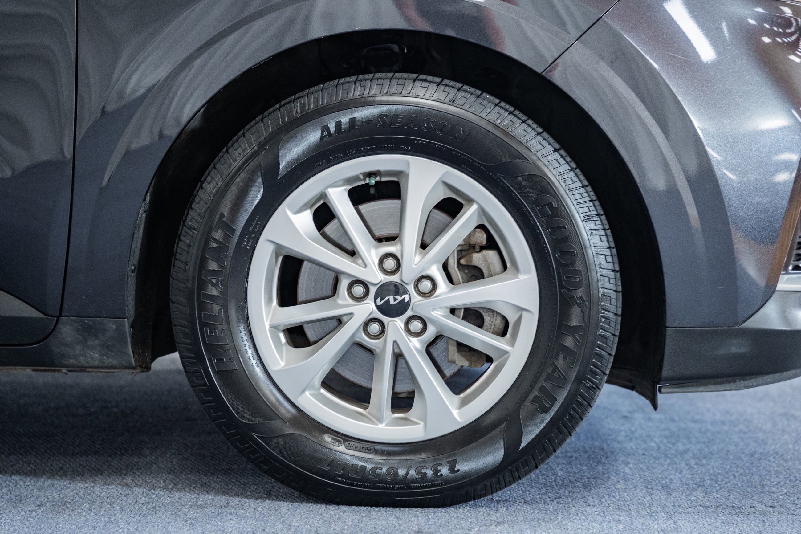 Used 2024 Kia Carnival LX image 13