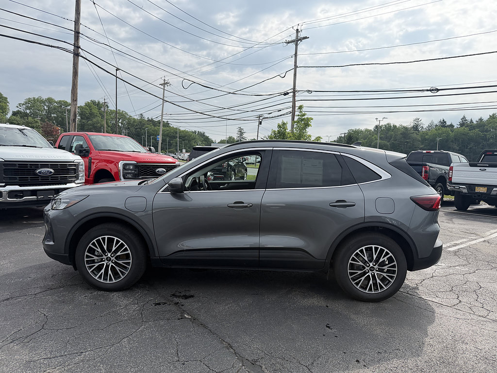 Certified 2025 Ford Escape SE w/ Class II Trailer Tow Package FWD image 3
