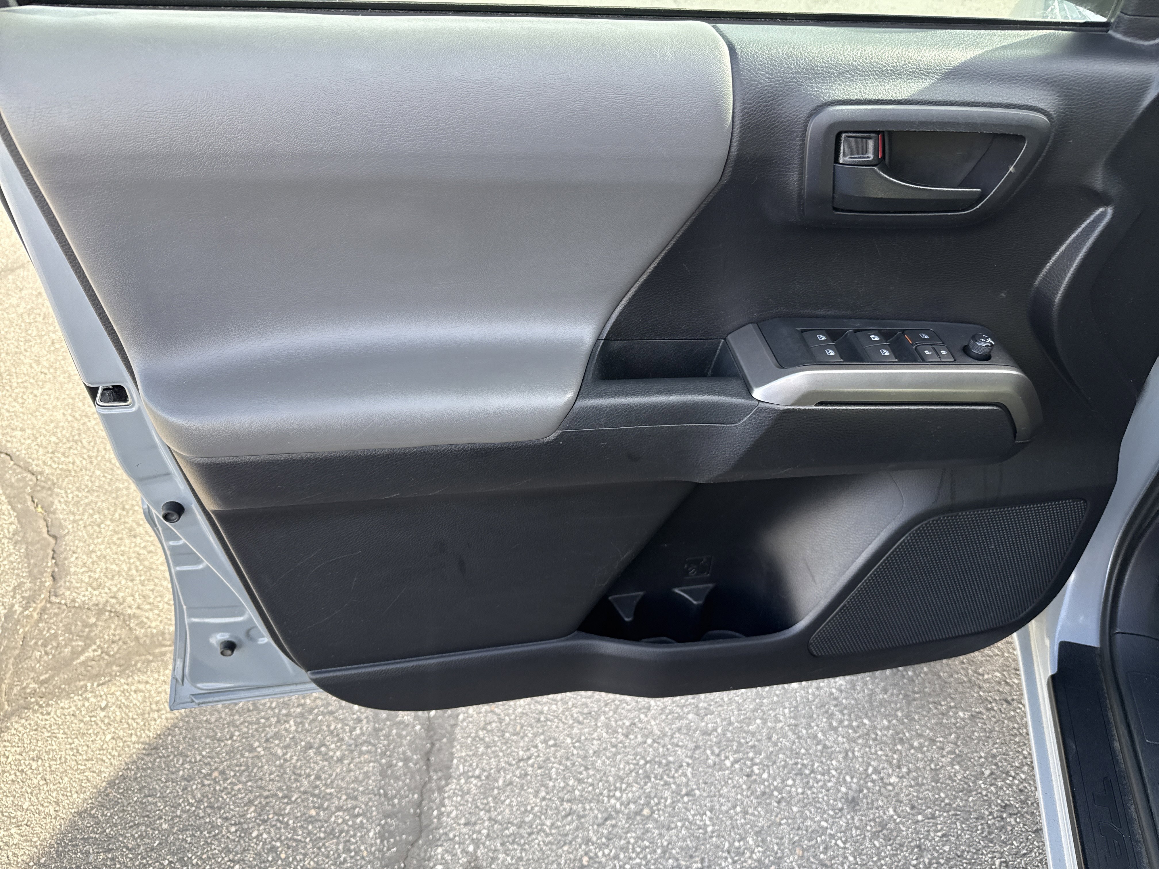 Used 2020 Toyota Tacoma SR5 image 15