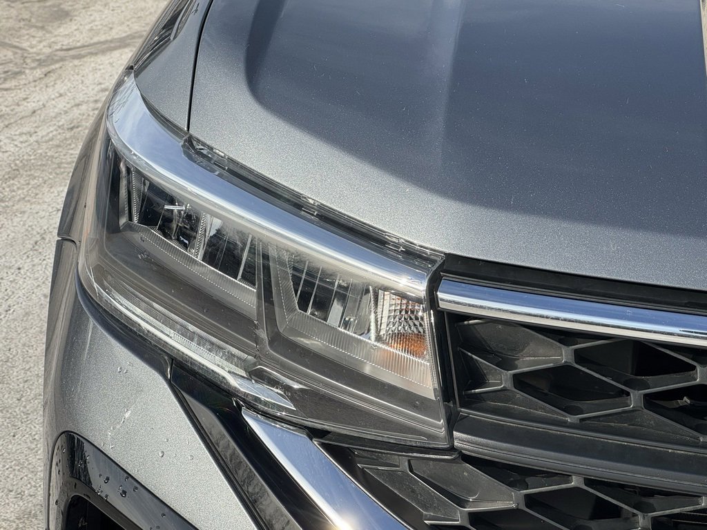 Used 2023 Volkswagen Taos SE w/ Panoramic Sunroof Package image 10