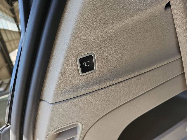 Used 2023 Chrysler Voyager LX FWD image 13