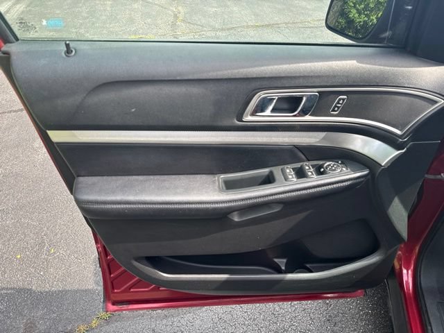 Certified 2017 Ford Explorer XLT FWD image 9