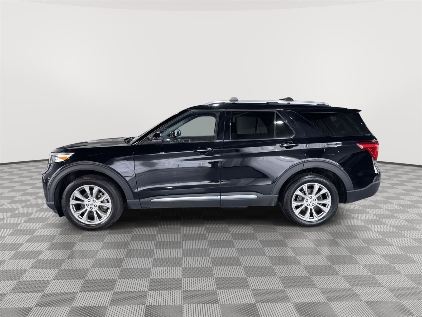 Certified 2022 Ford Explorer Limited w/ Equipment Group 301A AWD/4WD image 2