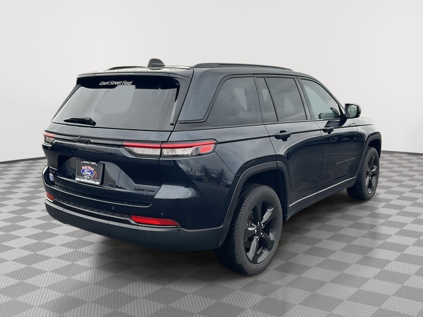 Used 2023 Jeep Grand Cherokee Limited w/ Black Appearance Package image 5