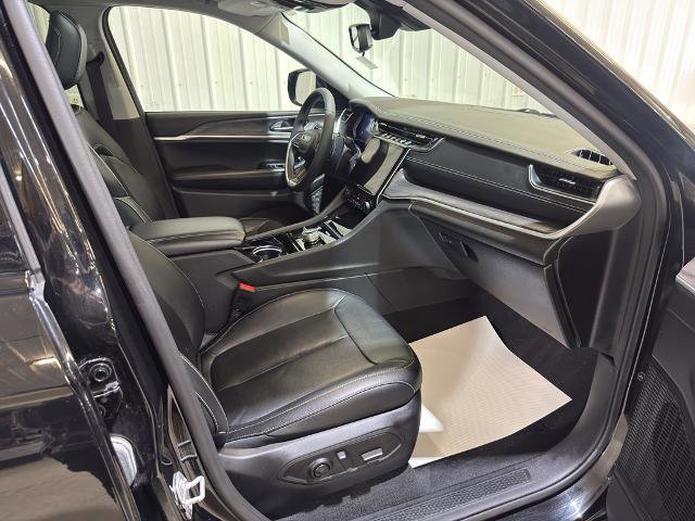 Used 2023 Jeep Grand Cherokee L Limited w/ Black Appearance Package image 33