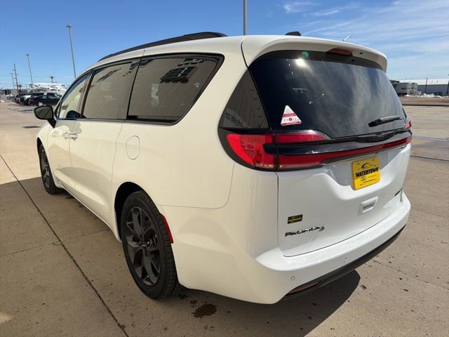 Used 2025 Chrysler Pacifica Limited FWD image 5