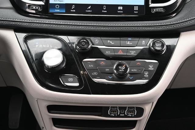 Used 2024 Chrysler Pacifica Touring-L AWD/4WD image 31