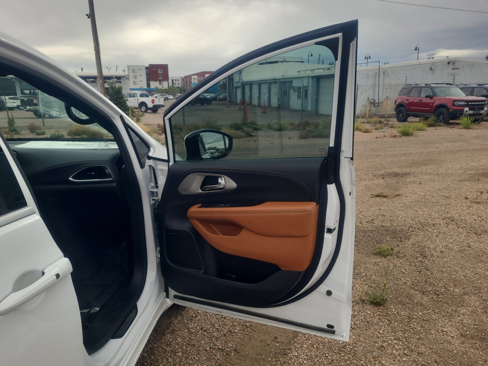 Used 2026 Chrysler Pacifica Pinnacle w/ Trailer Tow Group AWD/4WD image 16