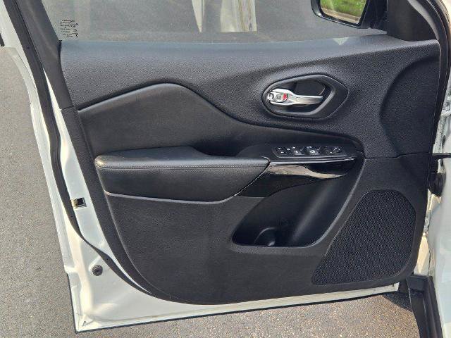 Used 2020 Jeep Cherokee Latitude Plus AWD/4WD image 19