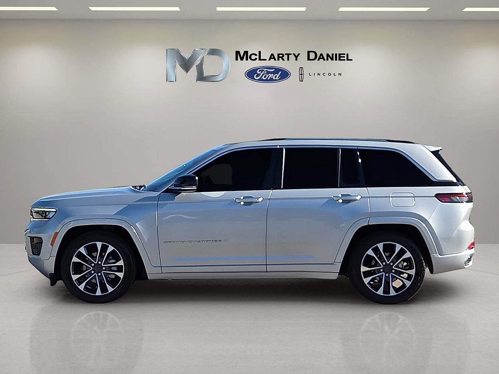 Used 2024 Jeep Grand Cherokee Overland w/ Luxury Tech Group IV AWD/4WD image 3