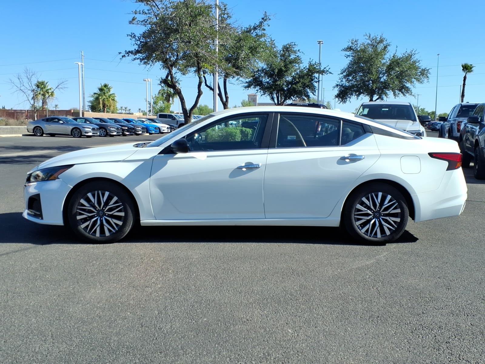 Used 2025 Nissan Altima 2.5 SV FWD image 2