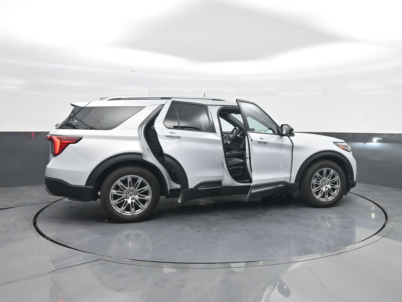 Certified 2025 Ford Explorer Platinum RWD image 30