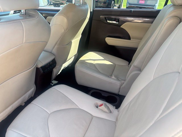 Used 2021 Toyota Highlander Limited FWD image 15