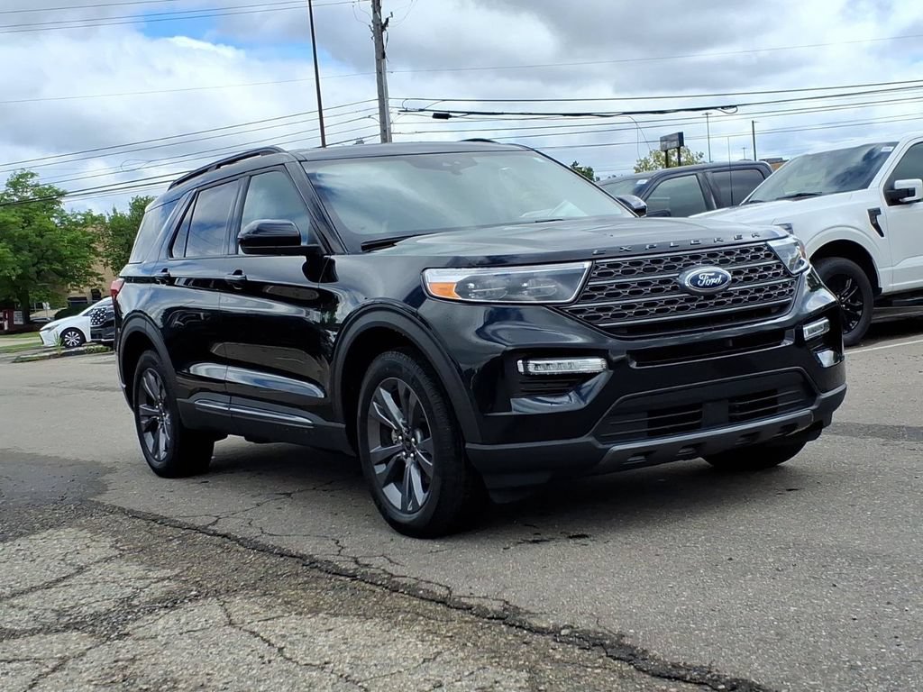 Certified 2023 Ford Explorer XLT w/ Equipment Group 202A AWD/4WD image 7