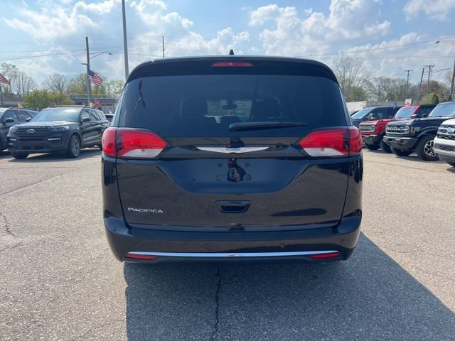 Used 2017 Chrysler Pacifica Touring-L w/ Tire & Wheel Group FWD image 3