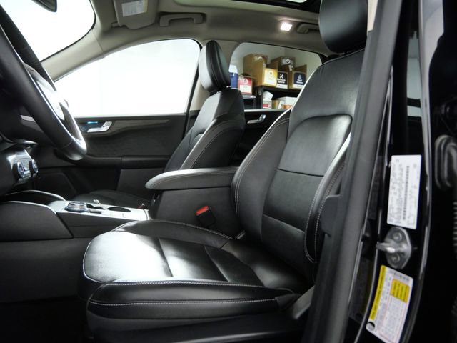 Certified 2020 Ford Escape Titanium w/ Titanium Premium Package 2.0 AWD/4WD image 17