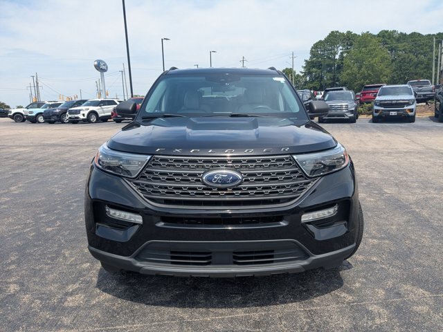 Certified 2021 Ford Explorer XLT w/ Equipment Group 202A AWD/4WD image 3