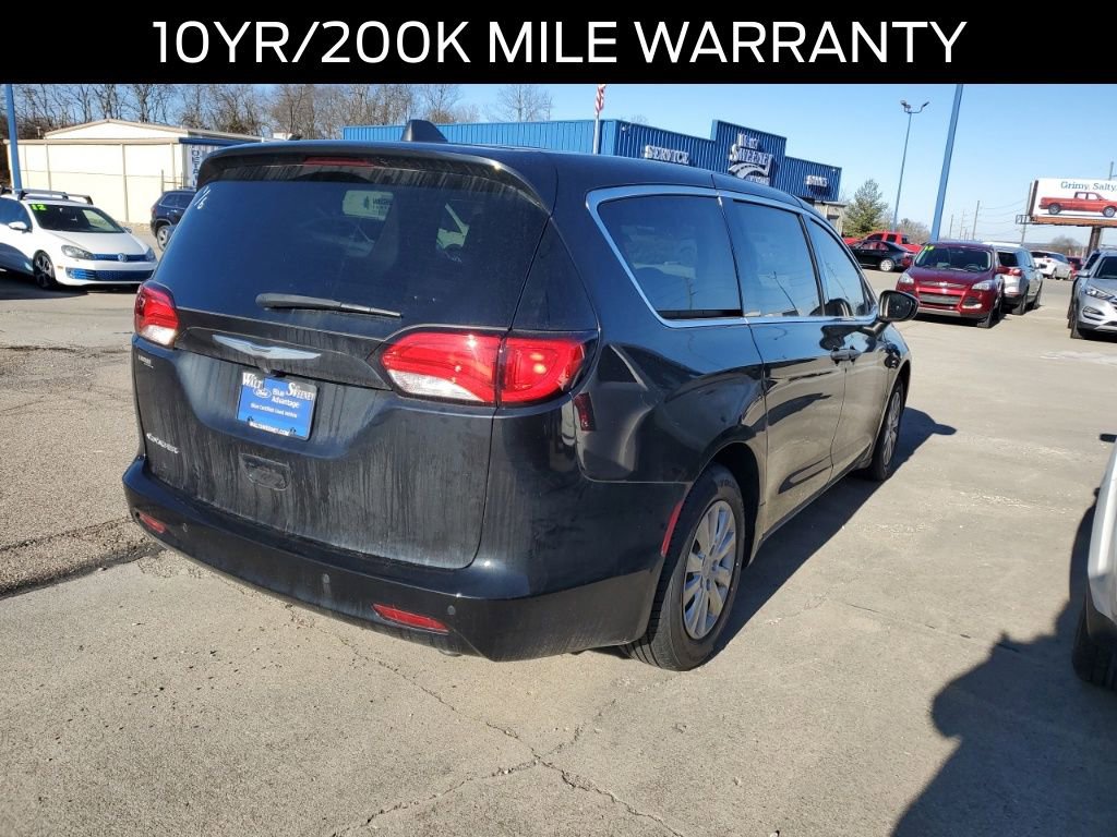 Used 2021 Chrysler Voyager L image 4