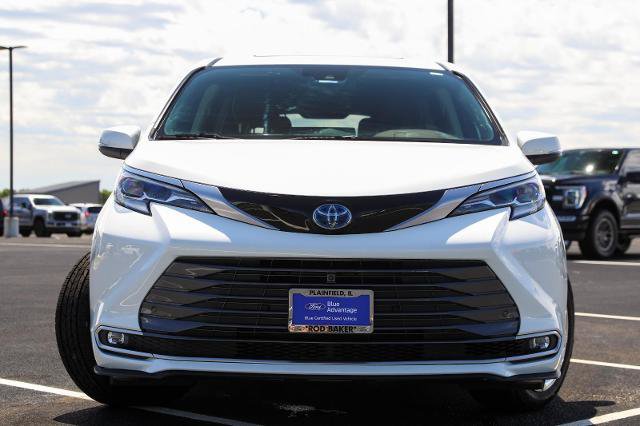Used 2021 Toyota Sienna Platinum FWD image 2