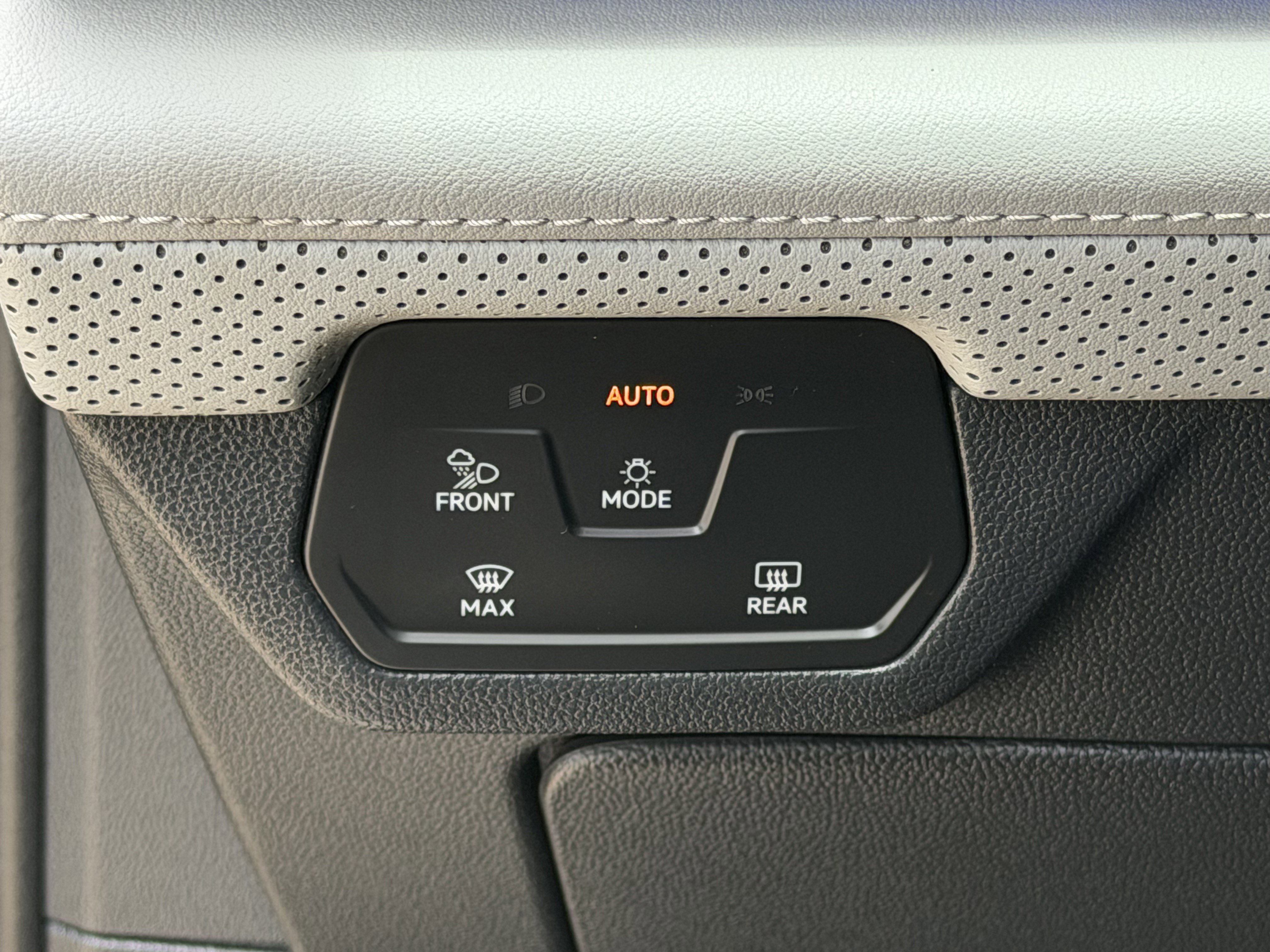 Used 2024 Volkswagen Atlas Peak Edition SE AWD/4WD image 22