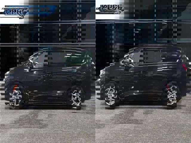 Used 2023 Chrysler Pacifica Touring-L image 7