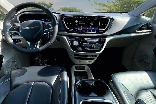 Used 2023 Chrysler Pacifica Touring-L FWD image 15