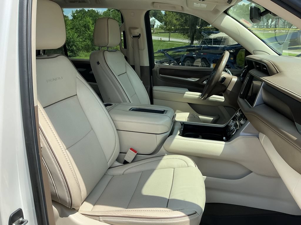 Used 2021 GMC Yukon Denali w/ LPO, Illumination Package AWD/4WD image 16