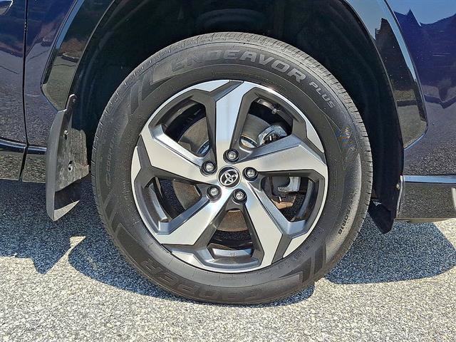 Used 2022 Toyota RAV4 SE w/ Weather & Moonroof Package AWD/4WD image 27