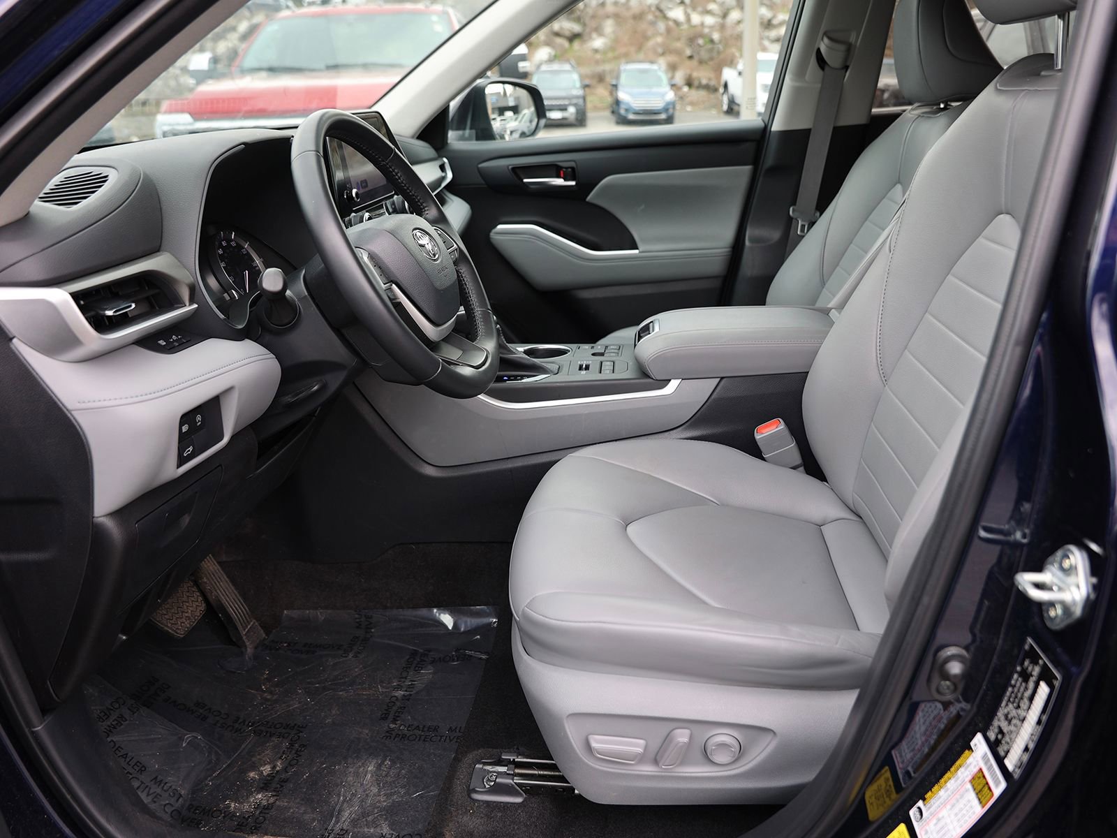 Used 2023 Toyota Highlander XLE AWD/4WD image 17