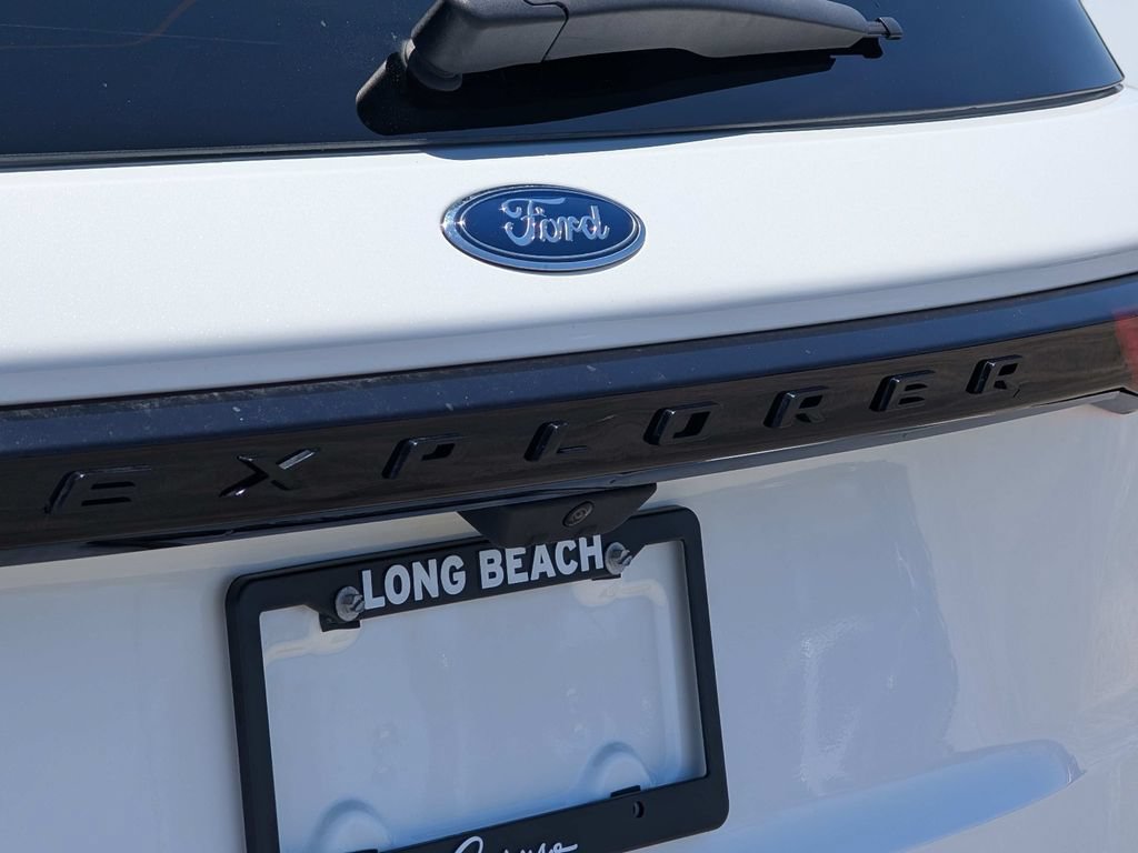 Certified 2025 Ford Explorer Platinum RWD image 9