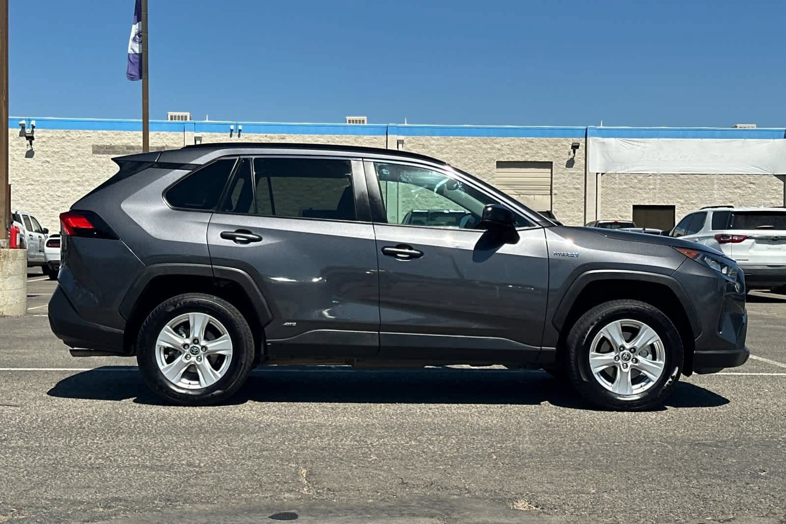 Used 2021 Toyota RAV4 LE AWD/4WD image 9