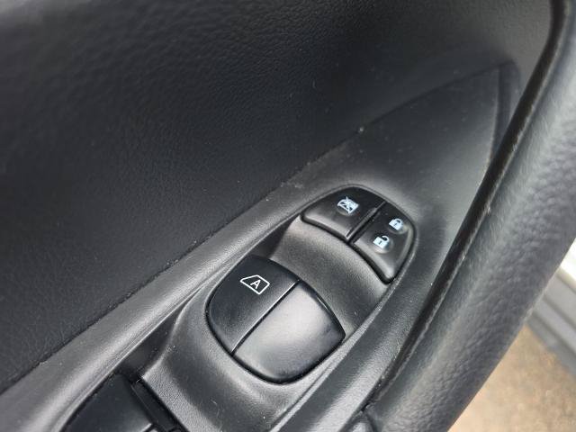 Used 2018 Nissan Rogue SV AWD/4WD image 21
