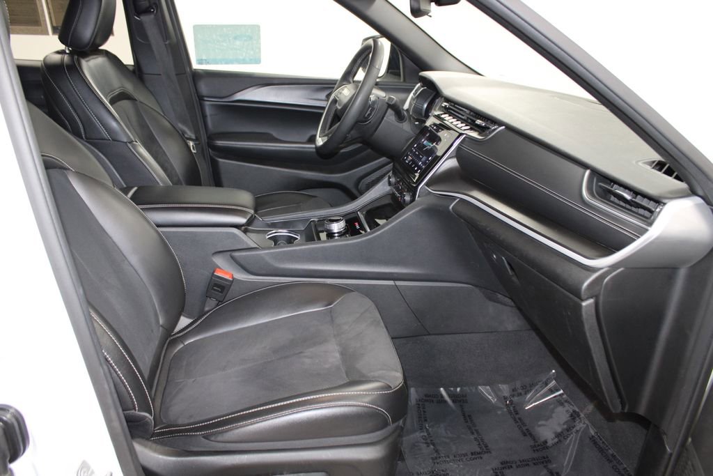 Used 2024 Jeep Grand Cherokee Altitude AWD/4WD image 28