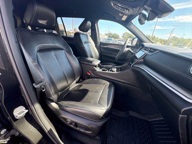 Used 2024 Jeep Grand Cherokee L Limited w/ Black Appearance Package RWD image 22