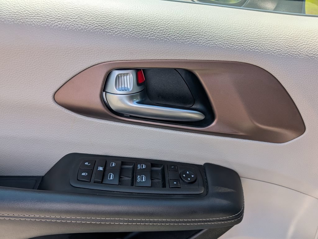 Used 2023 Chrysler Voyager LX FWD image 18