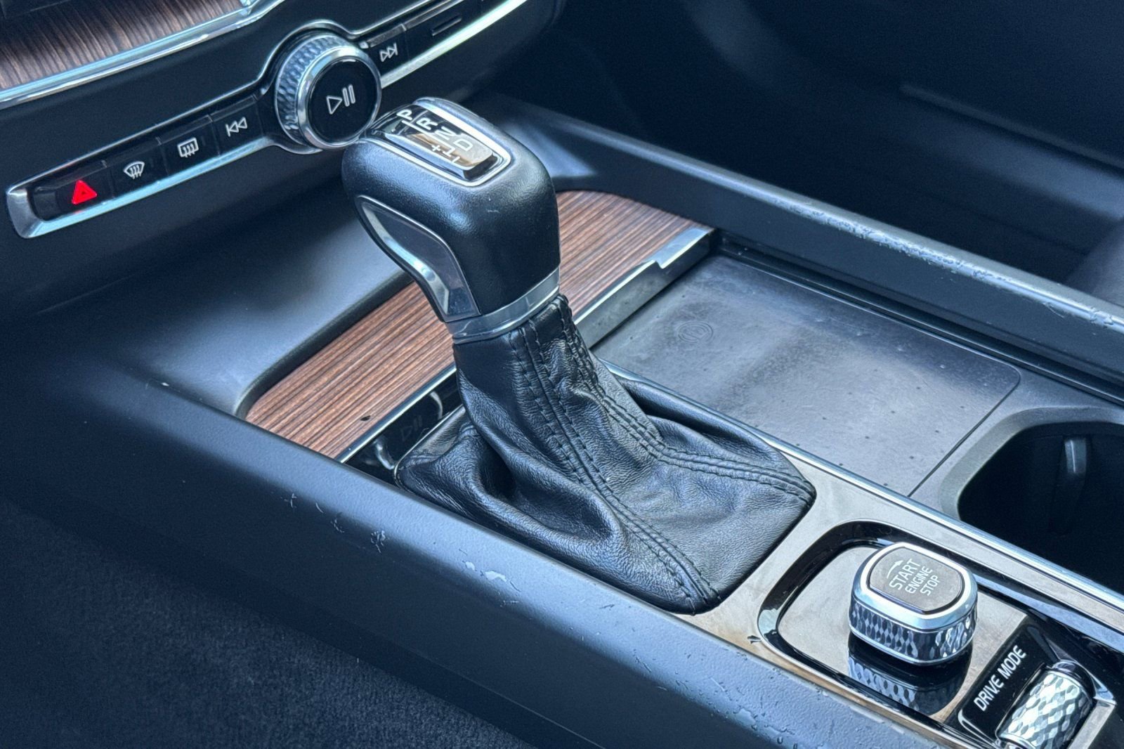 Used 2021 Volvo XC60 T6 Momentum image 23