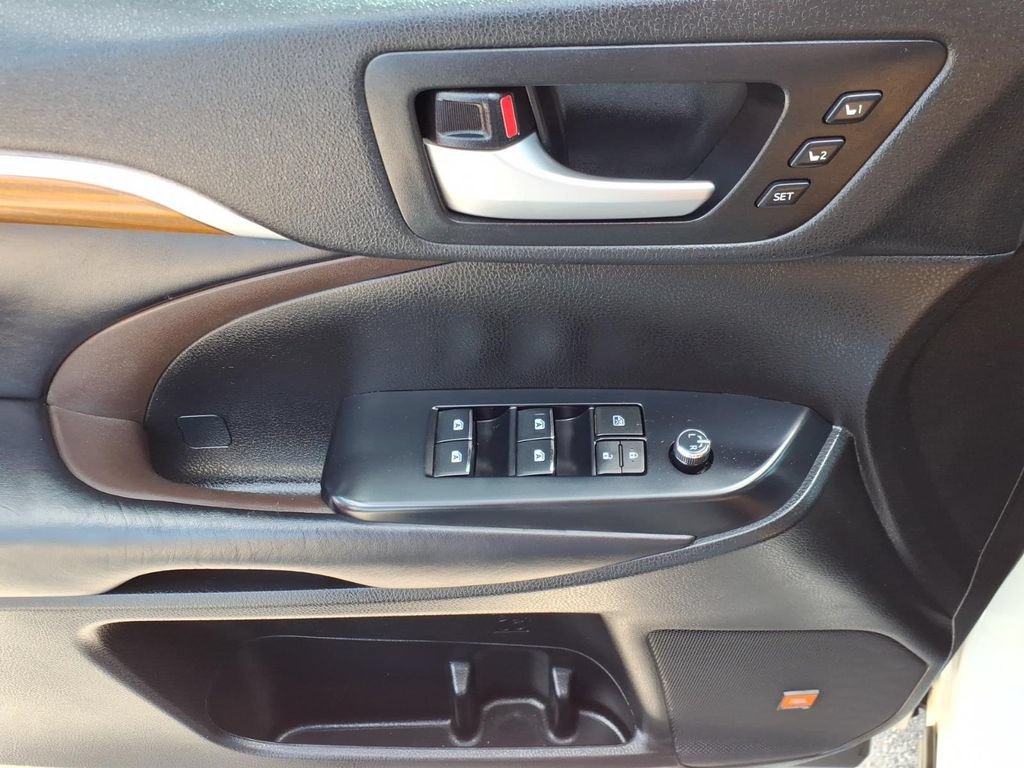 Used 2019 Toyota Highlander Limited FWD image 18