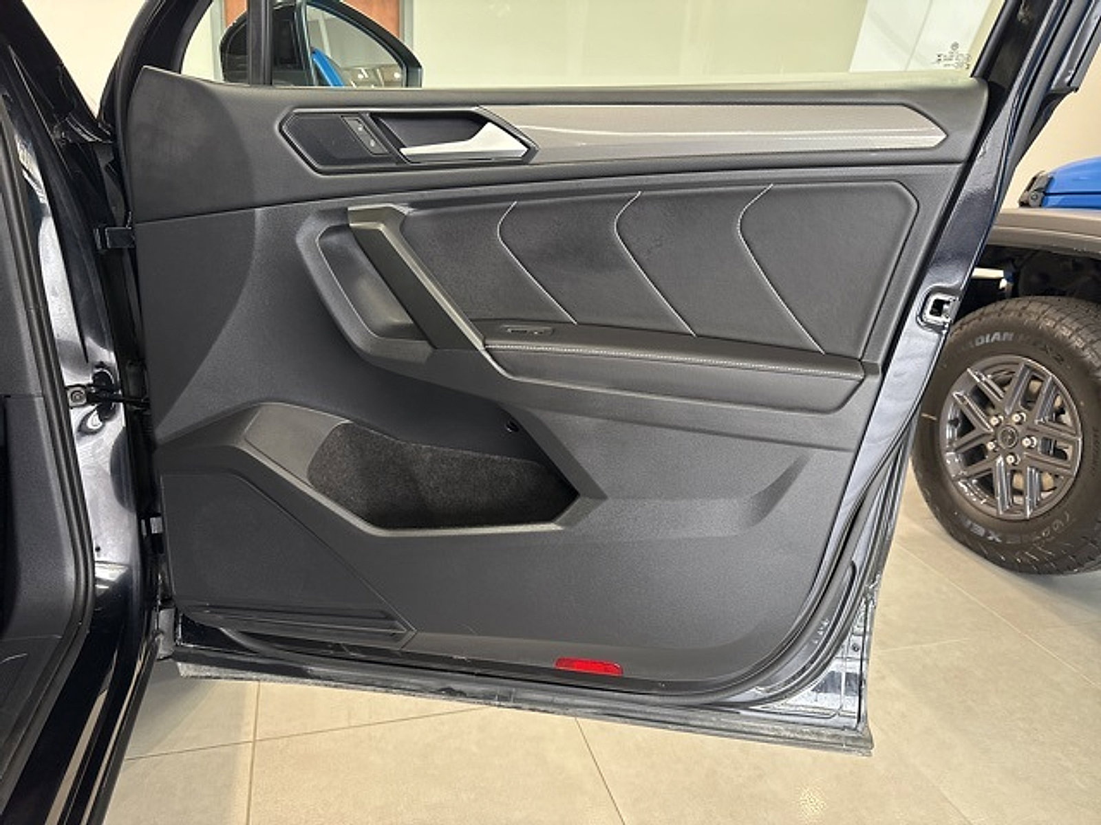 Used 2024 Volkswagen Tiguan SE image 50