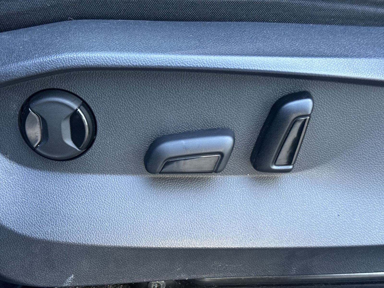 Used 2022 Volkswagen Tiguan SE w/ Panoramic Sunroof Package FWD image 15